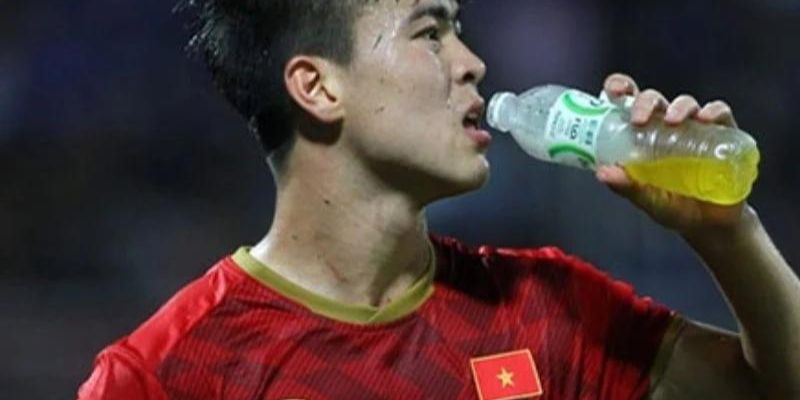 Cầu thủ uống nước gì màu vàng trong trận